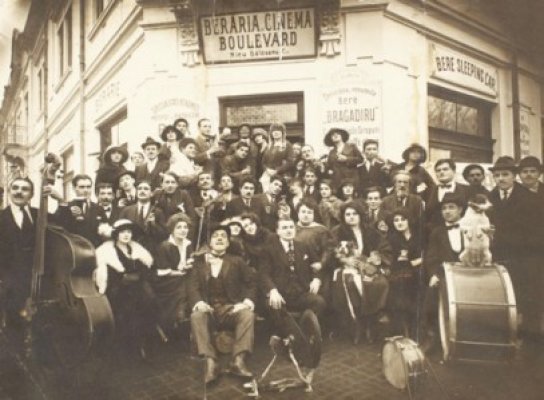 Veşnicii romantici, între artă plastică şi artă cinematografică